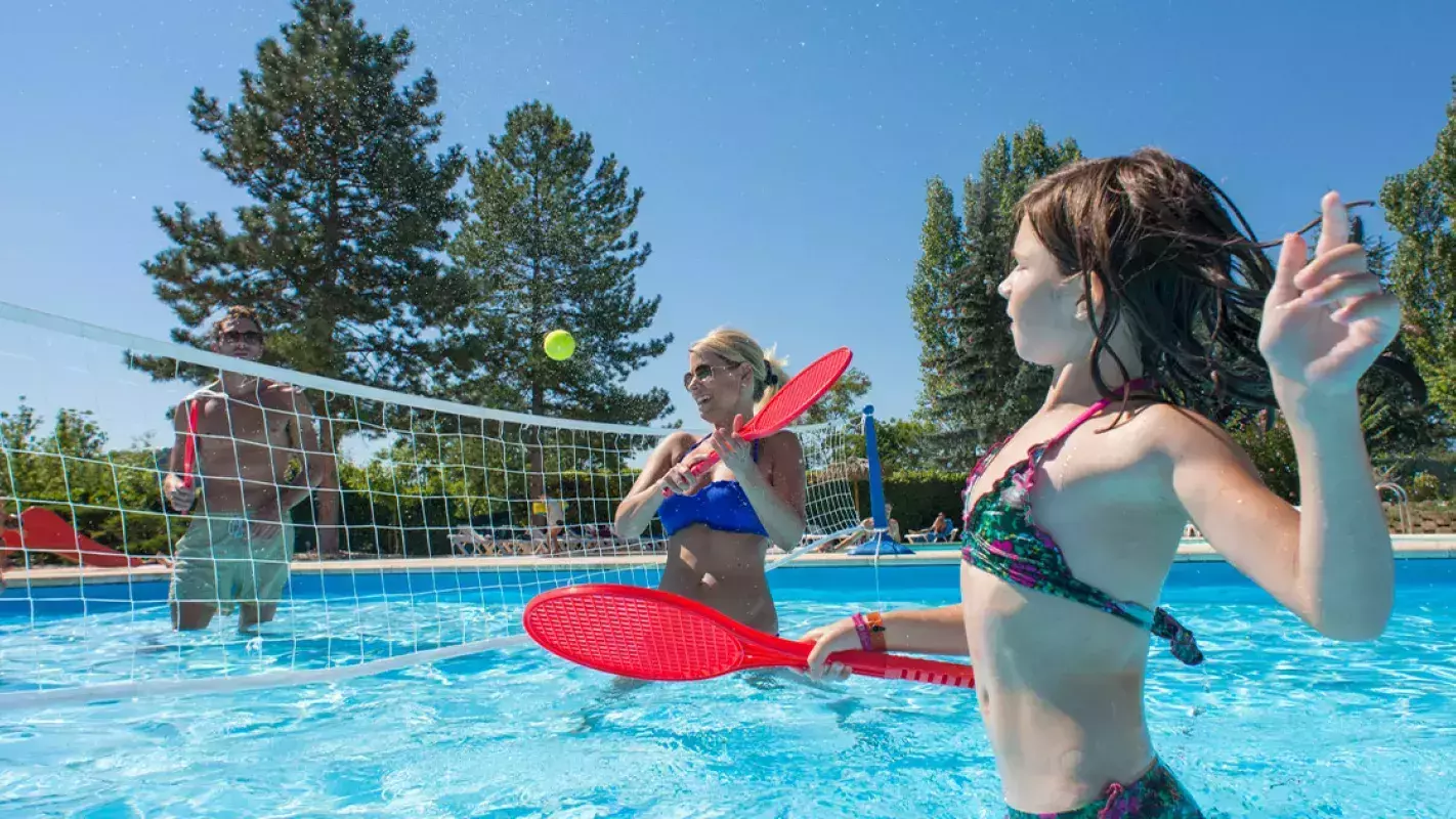 Tennis dans l'eau aux Rives de Condrieu