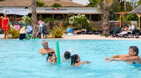 Piscine au camping Les Sables du Midi
