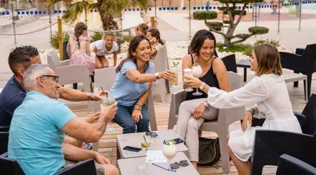 Apéritif au restaurant du camping Les Sables du Midi